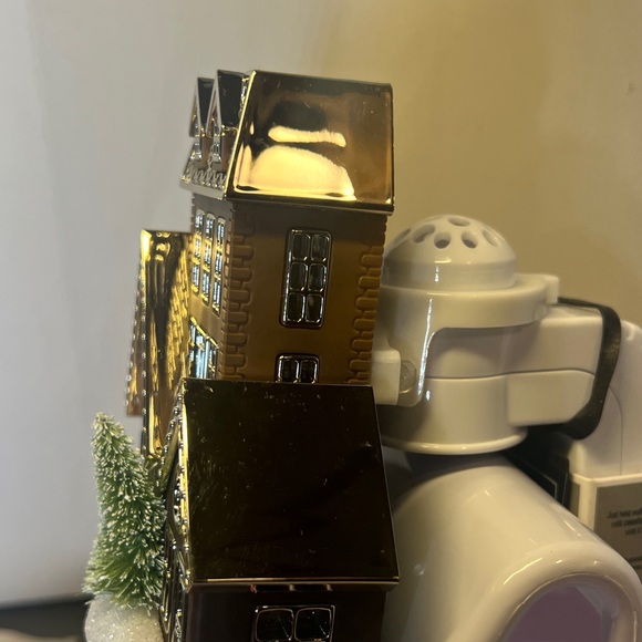 Bath & Body Works Wallflowers Holiday Village Light PROJECTOR Fragrance Plug-In - Picture 2 of 6